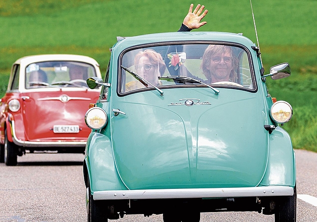 Es grüsst: Microcar-Pilot Peter Fitze mit seiner türkisen BMW Isetta.Foto: zvg