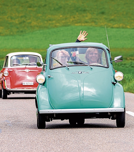 Es grüsst: Microcar-Pilot Peter Fitze mit seiner türkisen BMW Isetta.Foto: zvg
