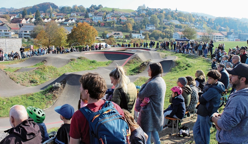 Das halbe Dorf versammelte sich um den Pumptrack.Foto: Debora Hugentobler Das halbe Dorf versammelte sich um den Pumptrack.Foto: Debora Hugentobler
