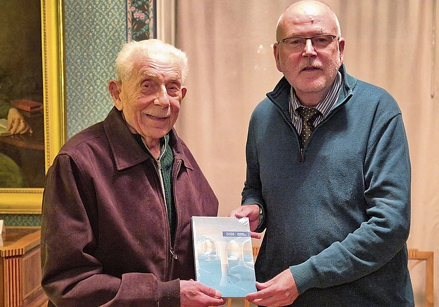 Mit 97 Jahren noch rüstig: Alt Stadtoberförster Niklaus Lätt an der Vernissage der «Lenzburger Neujahrsblätter 2026» mit Redaktionsleiter Fritz Thut. Foto: Emanuel Freudiger