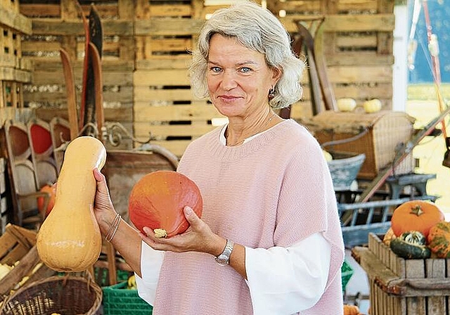 Zeigt ihre Verkaufsschlager: Susanne Gebhard mit einem Butternuss- und einem Hokkaidokürbis. Foto: Romi Schmid
