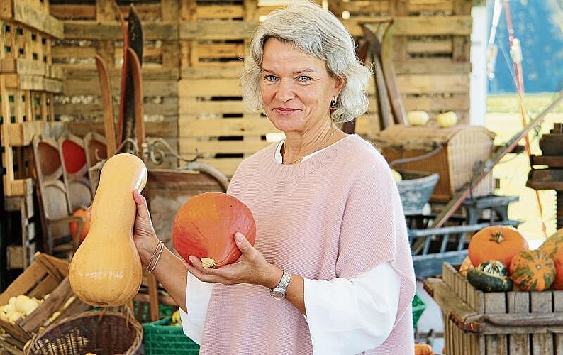 Zeigt ihre Verkaufsschlager: Susanne Gebhard mit einem Butternuss- und einem Hokkaidokürbis. Foto: Romi Schmid
