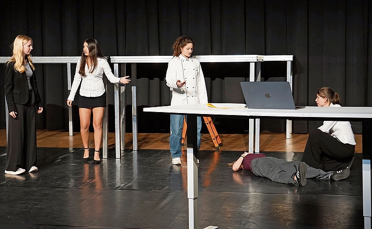 Eine Frau liegt regungslos am Boden: Soll man sie ins Ausland verschiffen?Foto: Rinaldo Feusi