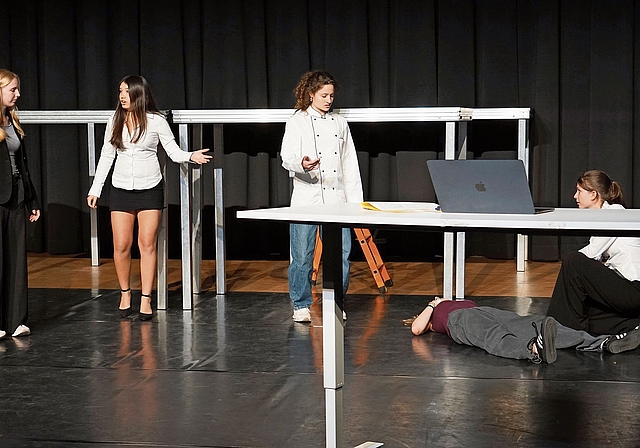 Eine Frau liegt regungslos am Boden: Soll man sie ins Ausland verschiffen?Foto: Rinaldo Feusi