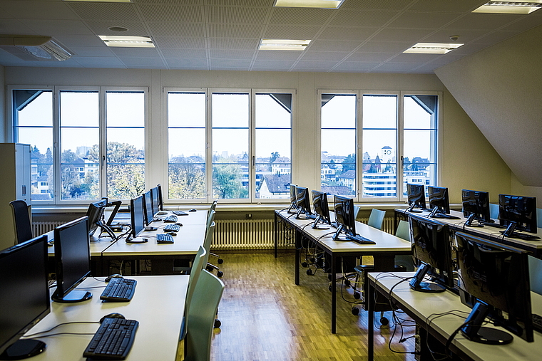 Werden zu Büros der Stadtverwaltung: Blick in ein ehemaliges KV-Schulzimmer im Hünerwadelhaus. Foto: Chris Iseli