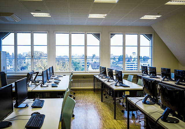 Werden zu Büros der Stadtverwaltung: Blick in ein ehemaliges KV-Schulzimmer im Hünerwadelhaus. Foto: Chris Iseli