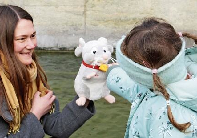 Kinder erobern die Welt im Spiel: Im Museum Burghalde gibt es spezielle Angebote für Kinder – etwa eine Schnitzeljagd mit Stadtmaus Lilly. Foto: Romi SchmidMuseum zum Anfassen: Das Museum Burghalde lädt zum Entdecken ein. Foto: Museum Burghalde
