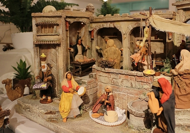 Markttreiben, dargestellt im Petra um Christi Geburt.