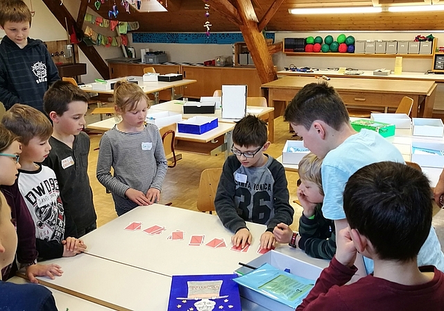 Zaubern im Klassenzimmer: Schüler aus Dürrenäsch und Leutwil bei der gemeinsamen Projektwoche.