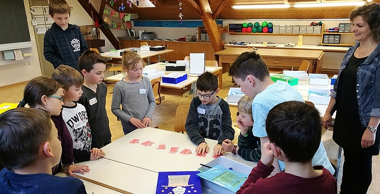 Zaubern im Klassenzimmer: Schüler aus Dürrenäsch und Leutwil bei der gemeinsamen Projektwoche.