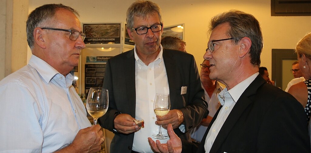 Netzwerken: Beim Apéro nahmen sich die Gäste und Podiumsteilnehmer Zeit für einen angeregten Austausch.