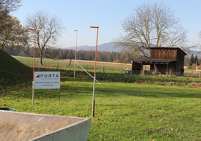 Bauprofile: Sie markieren den neuen Kindergarten ohne Wohnungen im Obergeschoss. Foto: Alfred Gassmann