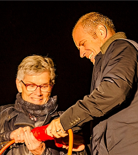 <em>Licht an</em>: Franziska Möhl und Markus Fisler sorgen dafür, dass es im Hammerpark auch nach dem Eindunkeln hell bleibt.