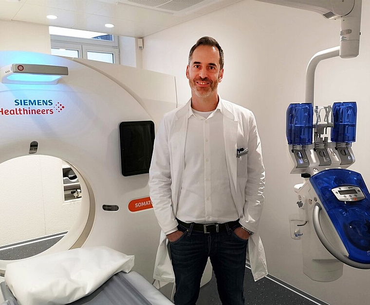 <em>Neues Angebot im Lenzburger Zentrum:</em> Reto Eichenberger neben dem Computertomografen in seiner Radiologie-Praxis.Foto: Fritz Thut