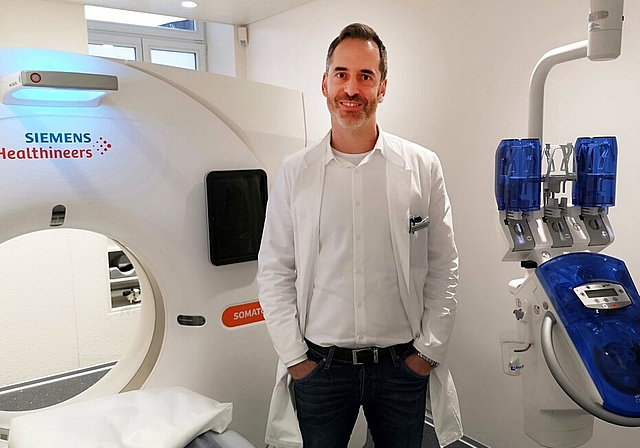 <em>Neues Angebot im Lenzburger Zentrum:</em> Reto Eichenberger neben dem Computertomografen in seiner Radiologie-Praxis.Foto: Fritz Thut