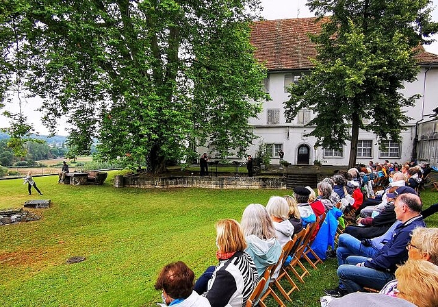 Zeitgenössischer Tanz und Klänge eines Bläserquartetts im Innenhof: «Höfische Musik» beim Brestenberg im Rahmen des Festivals «Wilhelmina – Fest der Künste». Foto: Fritz Thut