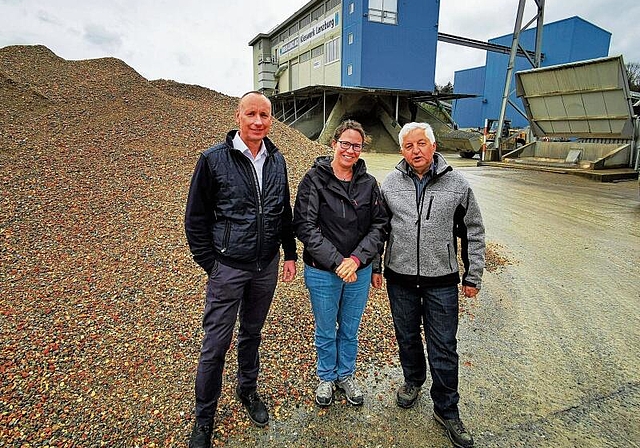 Verantwortliche für den «Tag des offenen Kieswerks»: Kies-Lenz-AG-Geschäftsführer Michael Sutter, Veronika Klemm, Präsidentin der Niederlenzer Kieswerkkommission, und Gottfried Kneuss, Präsident der Lenzburger Kommission Kiesabbau und Rekultiv