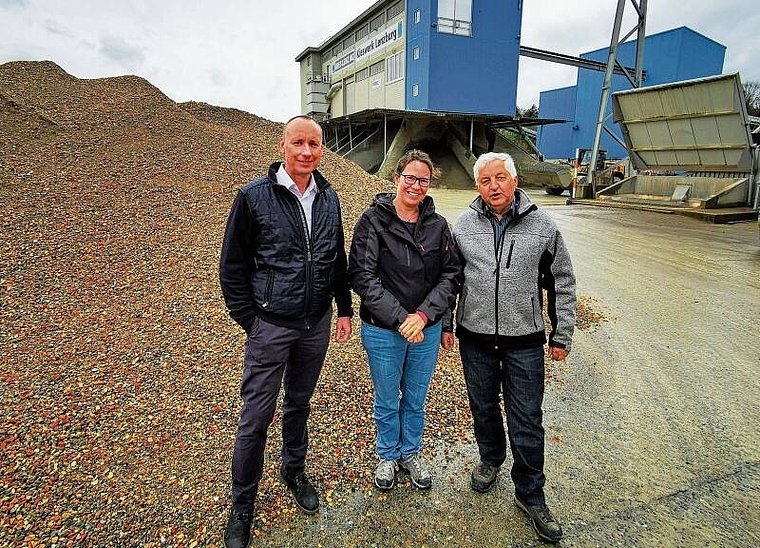 Verantwortliche für den «Tag des offenen Kieswerks»: Kies-Lenz-AG-Geschäftsführer Michael Sutter, Veronika Klemm, Präsidentin der Niederlenzer Kieswerkkommission, und Gottfried Kneuss, Präsident der Lenzburger Kommission Kiesabbau und Rekultiv