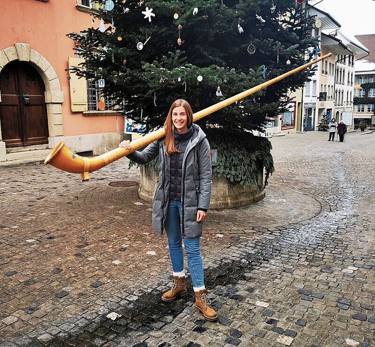 Wohnt seit zweieinhalb Jahren in der Region: Alphornvirtuosin Lisa Stoll mit ihrem Instrument in der Lenzburger Rathausgasse. Foto: Fritz Thut