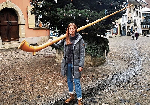 Wohnt seit zweieinhalb Jahren in der Region: Alphornvirtuosin Lisa Stoll mit ihrem Instrument in der Lenzburger Rathausgasse. Foto: Fritz Thut