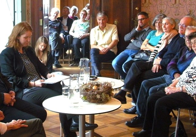 Zahlreiche Zuhörer: Eva Baumann und Edy Binggeli am von Christiane Büchli moderierten «Lenzburg persönlich» im Müllerhaus. Foto: Stefanie Osswald