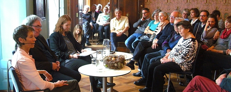 Zahlreiche Zuhörer: Eva Baumann und Edy Binggeli am von Christiane Büchli moderierten «Lenzburg persönlich» im Müllerhaus. Foto: Stefanie Osswald