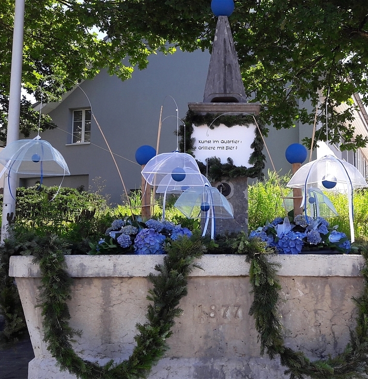 Wer schmückt mich diesmal? Der Römerbrunnen am Jugendfest 2016. Foto: zvg