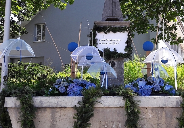 Wer schmückt mich diesmal? Der Römerbrunnen am Jugendfest 2016. Foto: zvg