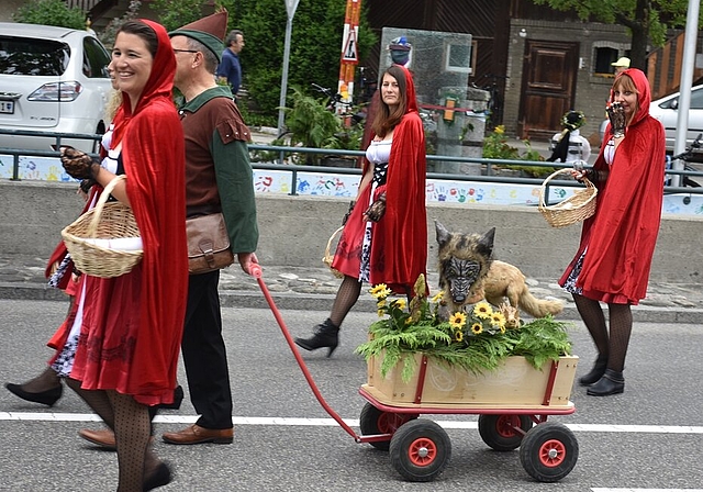 Rotkäppchen und der böse Wolf: Die Schulpflege &amp; Co.
