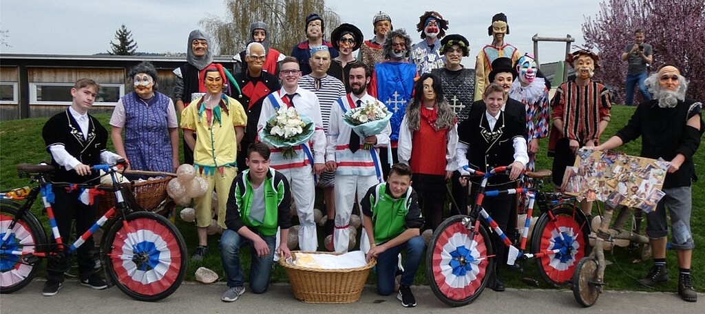 Traditionelles Gruppenbild: Die «Weissen» Joel Riesen (links) und Andreas Schweizer, umgeben von ihren Kameraden. Fotos: Pia Weber

