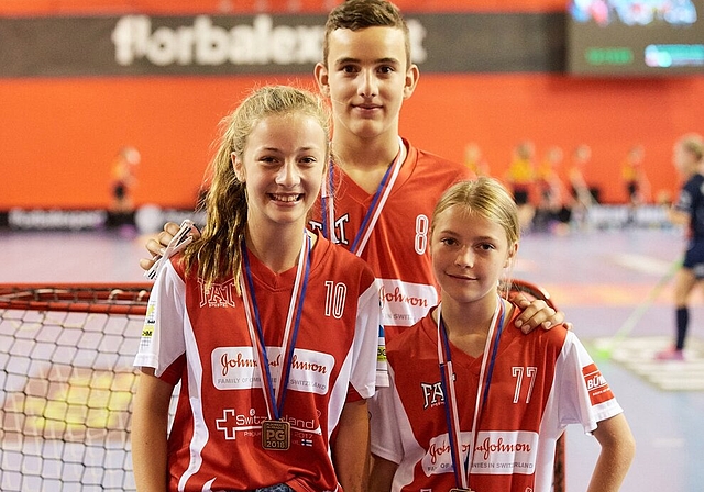 <em>Goldenes Lenzburger Trio: </em>Lavinja Richner, Dario Casteletti und Zoe Christen gewannen in Prag mit ihren Teams. Foto: Michael Peter