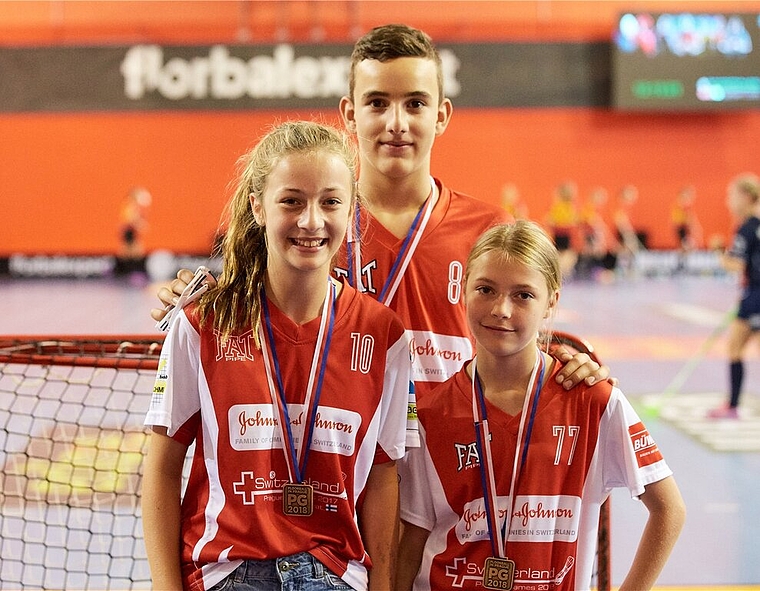 <em>Goldenes Lenzburger Trio: </em>Lavinja Richner, Dario Casteletti und Zoe Christen gewannen in Prag mit ihren Teams. Foto: Michael Peter