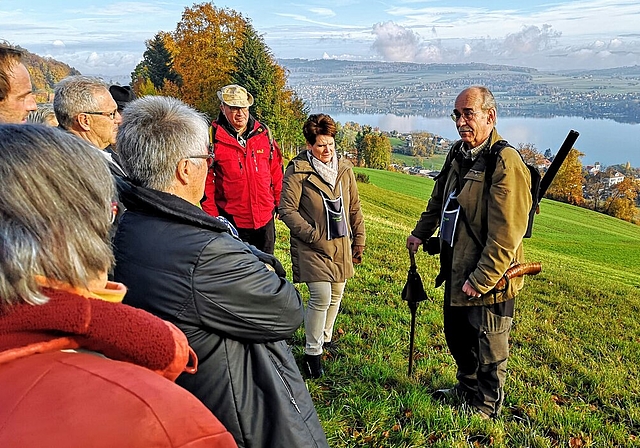 <em>Die Information:</em> Jagdleiter Richard Zuckschwerdt orientiert die Gäste der Behördenjagd hoch über dem Hallwilersee. Fotos: Fritz Thut
