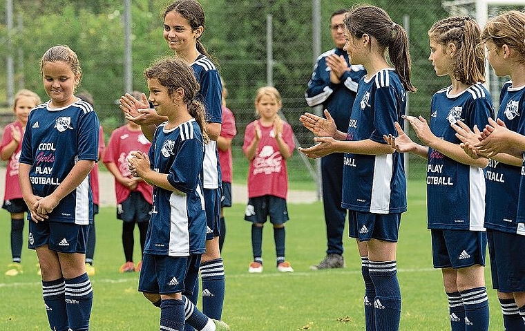 Präsentieren sich im neuen Outfit: Die Juniorinnen des FC Rupperswil am Sponsorenanlass. Foto: zvg