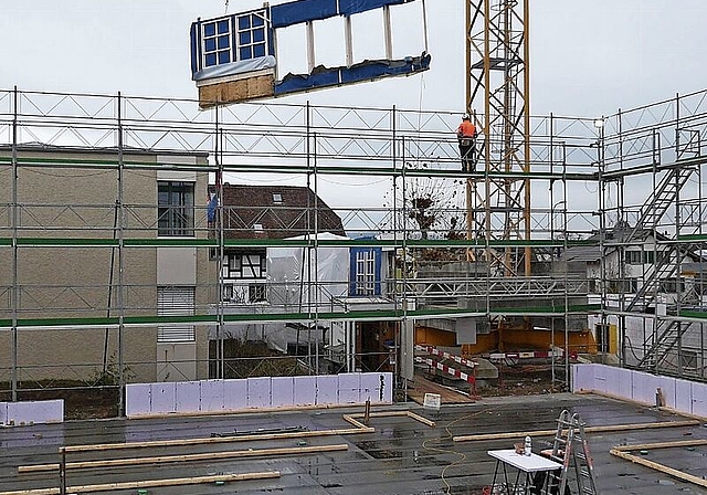 Massarbeit auf der Baustelle Zopf: Element um Element kommt angeflogen. Foto: Gallus Zahno