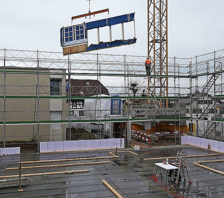 Massarbeit auf der Baustelle Zopf: Element um Element kommt angeflogen. Foto: Gallus Zahno