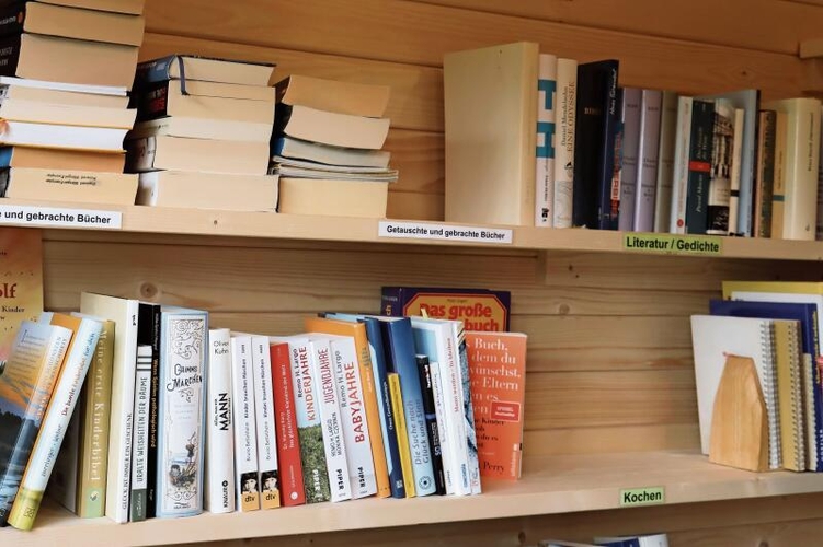 Lesefutter für alle: In der Bücherhütte darf gestöbert, getauscht und entdeckt werden.Foto: Romi Schmid