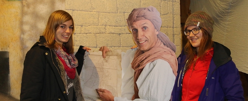 Zwei der Ausstellungsmacherinnen: Stephanie Stutz (re) und Doris Häusermann posieren mit einer Marktschreierfigur. (MS) Zwei der Ausstellungsmacherinnen: Stephanie Stutz (re) und Doris Häusermann posieren mit einer Marktschreierfigur. (MS)