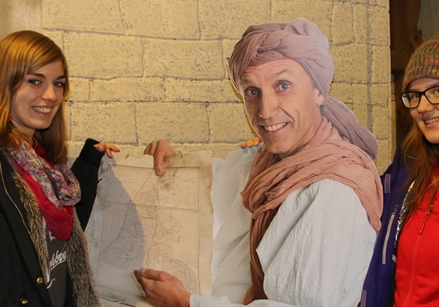Zwei der Ausstellungsmacherinnen: Stephanie Stutz (re) und Doris Häusermann posieren mit einer Marktschreierfigur. (MS)