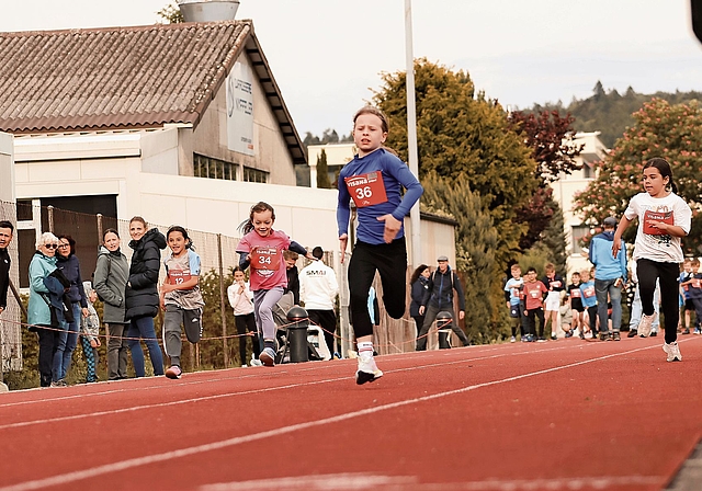 Beim «Schnellst Staufner» zeigten die Kinder trotz windiger Verhältnisse grossen Einsatz.Foto: Romi Schmid