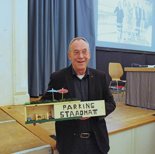 Von seinen Kollegen erhielt Thomas Wiederkehr ein Modell des Parkhauses bei der Badi, welches er während seiner Amtszeit nicht realisieren konnte.Foto: Debora Hugentobler