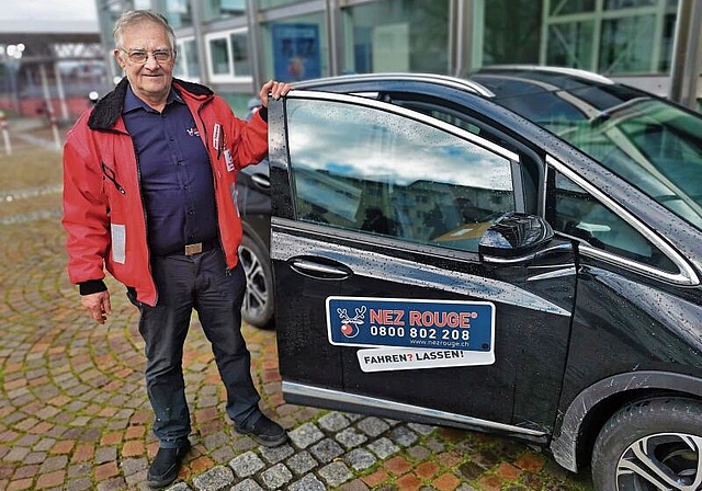 Bereit für einen neuen Einsatz: «Nez Rouge»-Aargau-Präsident Heinz Fehlmann vor der Berufsschule Lenzburg. Foto: Fritz Thut