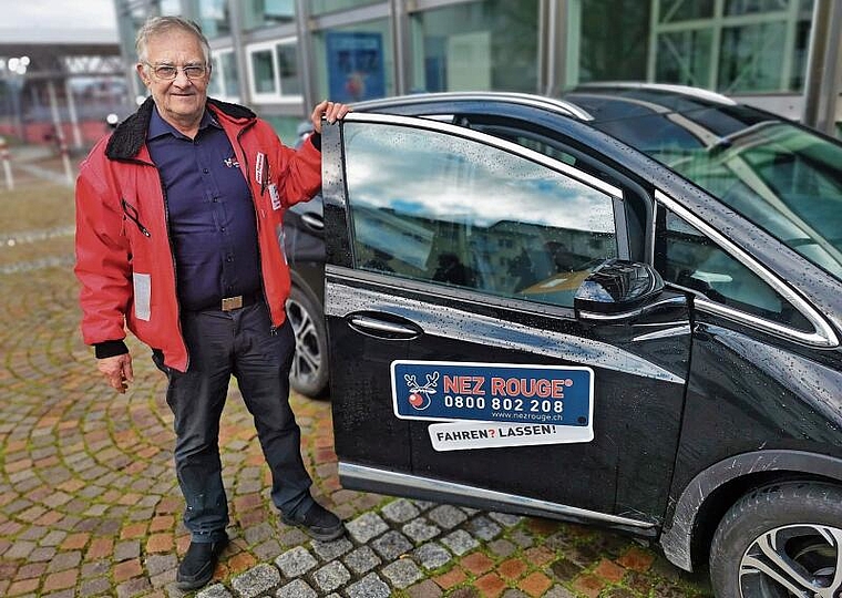 Bereit für einen neuen Einsatz: «Nez Rouge»-Aargau-Präsident Heinz Fehlmann vor der Berufsschule Lenzburg. Foto: Fritz Thut