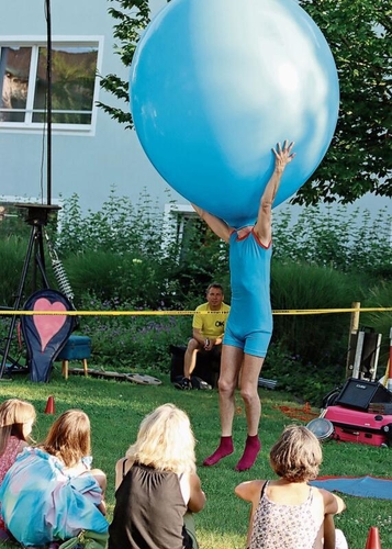 Aufblasen, hüpfen und dann platzen lassen: Die Künstlergruppe Les Ivans.Foto: Romi Schmid