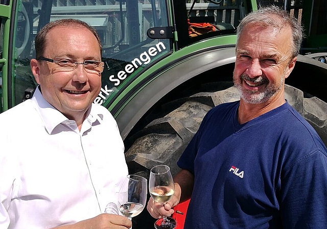 Anstossen auf das Dienstjubiläum: Gemeindeammann Jörg Bruder und Alex Siegrist, seit 25 Jahren Leiter des Gemeindewerks Seengen. Foto: Fritz Thut