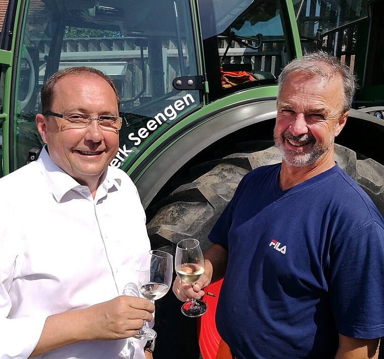 Anstossen auf das Dienstjubiläum: Gemeindeammann Jörg Bruder und Alex Siegrist, seit 25 Jahren Leiter des Gemeindewerks Seengen. Foto: Fritz Thut
