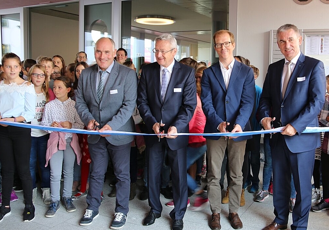 Und Schnitt: Schulpflegepräsident Fritz Kummer, Gemeindeammann Rudolf Hediger, Architekt Patrick Schmid und Regierungsrat Alex Hürzeler durchschneiden das symbolische Band.