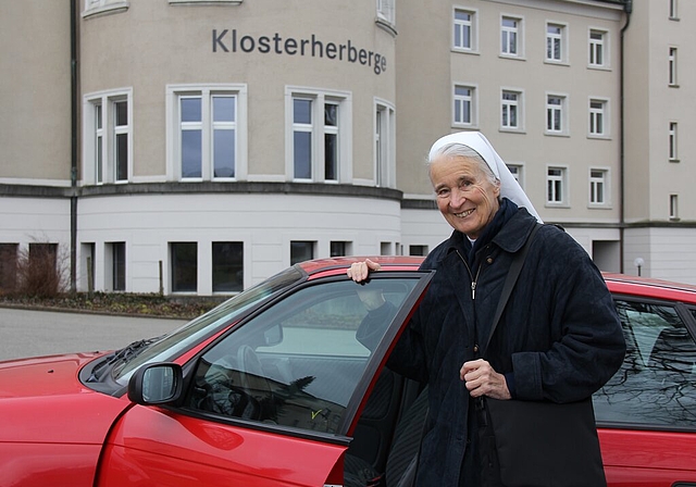 Beim Einsteigen: Schwester Iniga Affentranger fährt für ihre Seelsorgetätigkeit zum letzten Mal nach Wildegg. Foto: AG