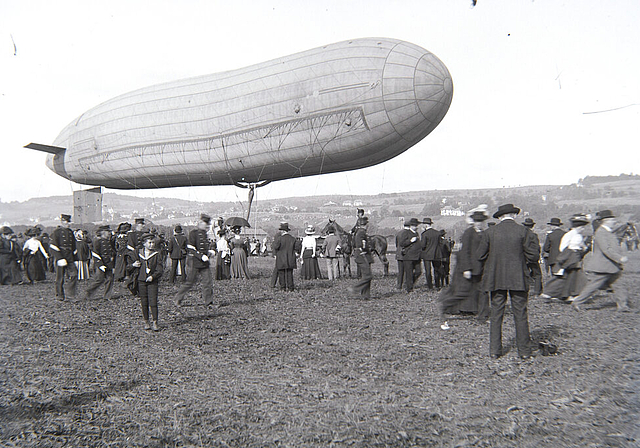 Nicht mit heisser Luft gefüllt: Ein Zeppelin in den 1910er-Jahren über Lenzburg. Foto: Arnold Rohr/Sammlung Museum Burghalde