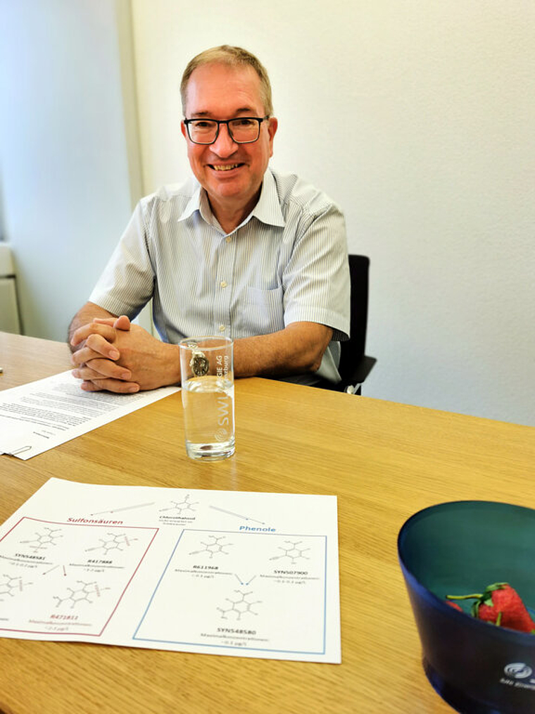 Informierte über Chlorothalonil: Markus Blättler, Geschäftsführer der SWL Wasser AG, mit einem Glas Lenzburger Wasser, einem Blatt mit Chemie-Formeln und Erdbeeren. Foto: Fritz Thut